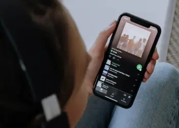 Usando Escuchando Spotify - Spotify