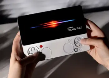 AYANEO Pocket Play en manos