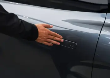 Auto con manillas escondidas puertas