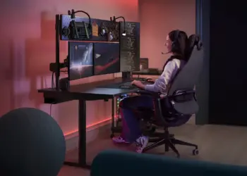 Escritorio gamer y videojugadora