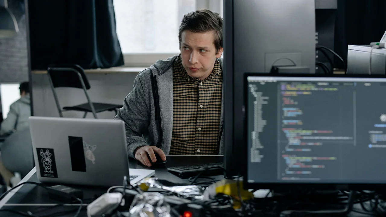 Empleado empresa tech como Amazon o Meta