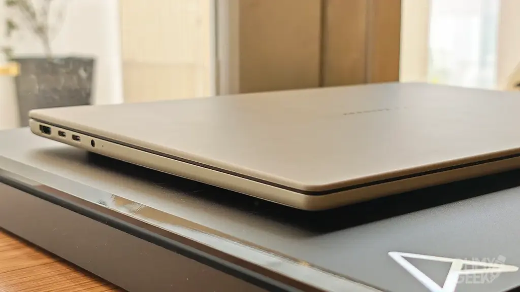 Asus Zenbook A16 Perfil