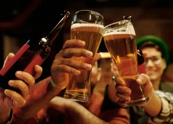 Bebiendo Alcohol Cervezas