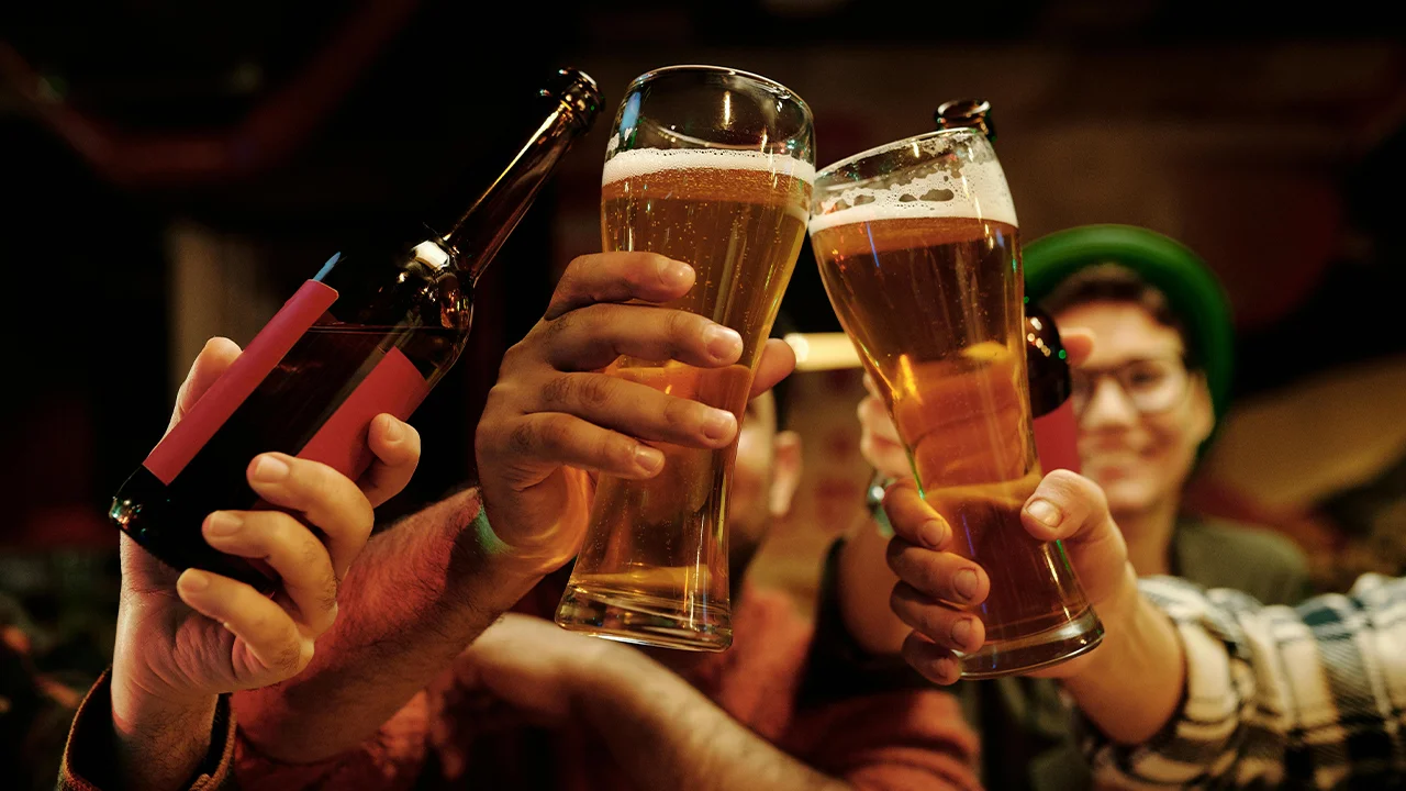 Bebiendo Alcohol Cervezas