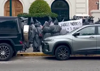 Protesta Gandalf Peter Thiel Argentina