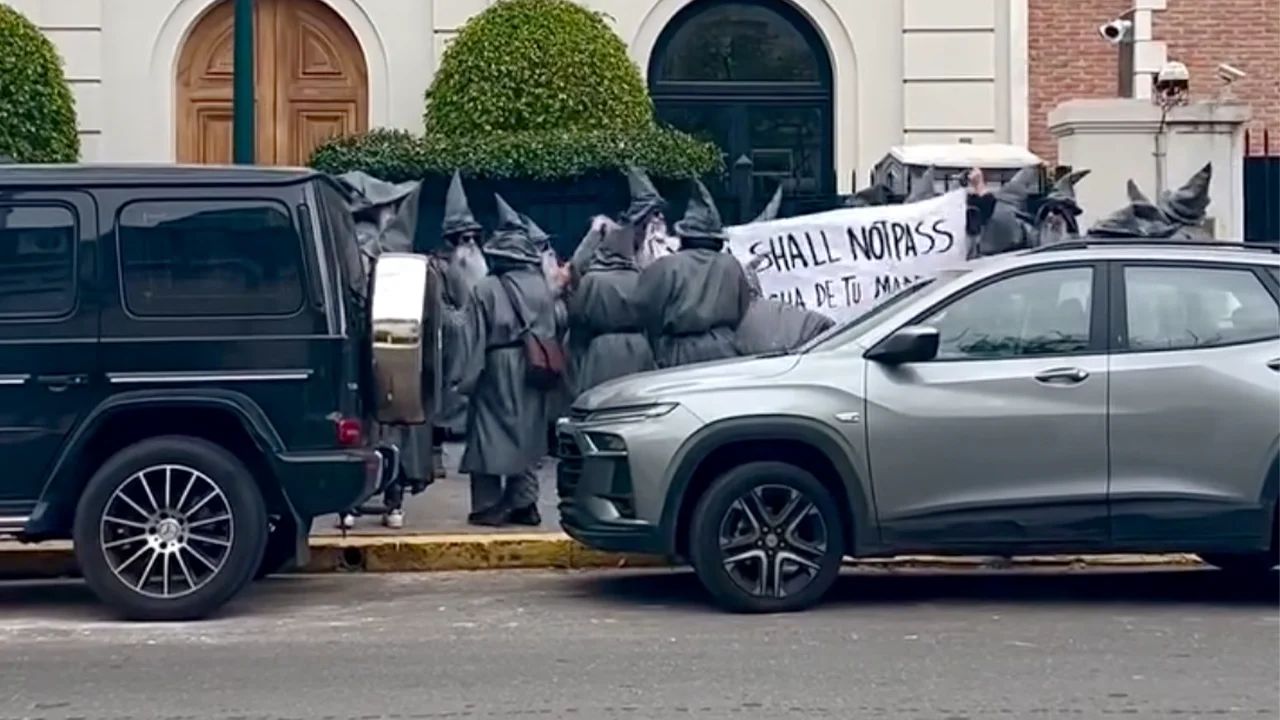 Protesta Gandalf Peter Thiel Argentina