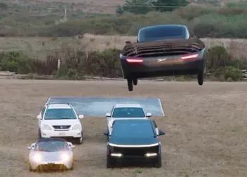 Auto Alef vuela sobre Tesla